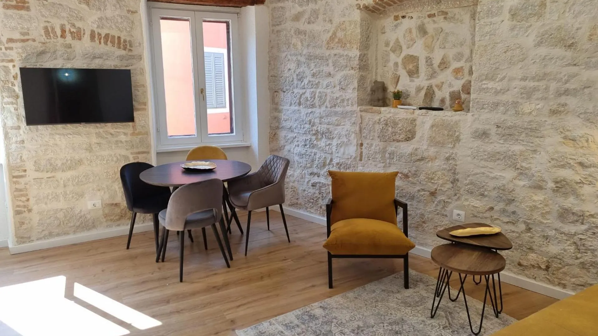 Augustina Apartments Ρόβινι